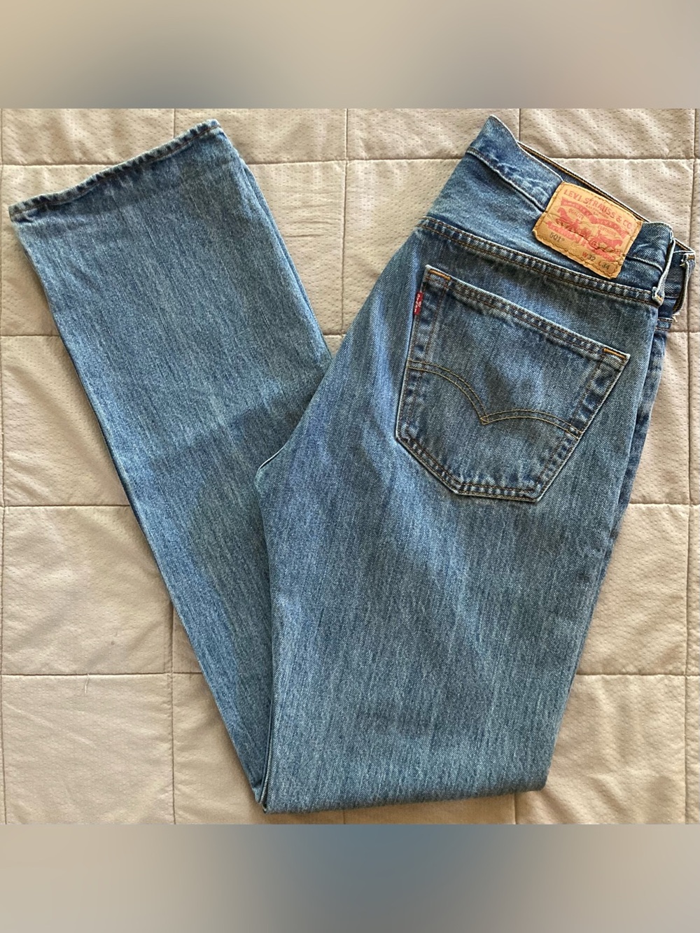 Levis 501 Jeans Mens 33x34 Blue Denim Straight Button Fly American Medium Wash